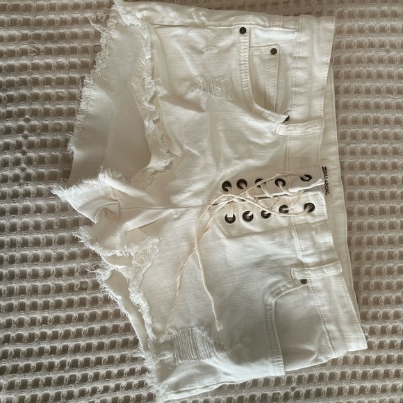 Billabong Lite Hearted Denim short Women’s Size 26 Color white - Picture 1 of 4